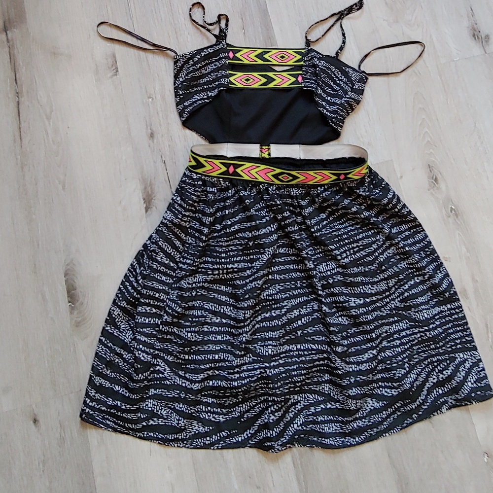 Clothes - Picture 2 of 4